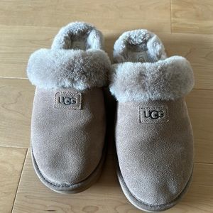 Ugg slippers women size 9 taupe color